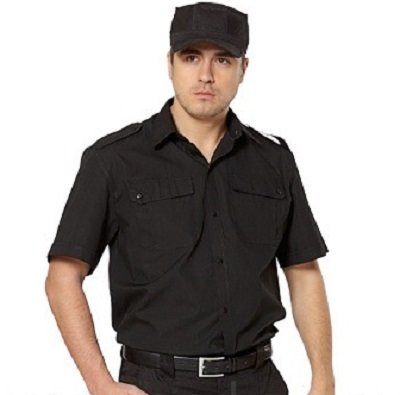 Охранник в черной рубашке